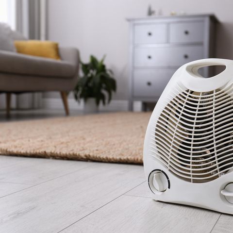 Heizlüfter  Rund 650.000 Heizlüfter haben die Deutschen in diesem Jahr für den Winter gehamstert. Die Geräte sind in der Anschaffung günstig (ab 50 Euro) und sorgen schnell für Wärme. Im Betrieb verballern sie dafür umso mehr: Bei 2000 Watt Verbrauch kostet es etwa 70 Cent je betriebener Stunde, um die Wohnzimmertemperatur von 16 auf 20 Grad zu hieven, rechnet Stiftung Warentest vor (bei einem Strompreis von 34 Cent/kwh). Zudem sind Heizlüfter laut und überhitzen im Dauerbetrieb leicht. Sollten im Winter massenhaft Heizlüfter eingeschaltet werden, würden die Stromnetze lokal schnell überlastet, warnen Experten.