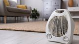 Heizlüfter  Rund 650.000 Heizlüfter haben die Deutschen in diesem Jahr für den Winter gehamstert. Die Geräte sind in der Anschaffung günstig (ab 50 Euro) und sorgen schnell für Wärme. Im Betrieb verballern sie dafür umso mehr: Bei 2000 Watt Verbrauch kostet es etwa 70 Cent je betriebener Stunde, um die Wohnzimmertemperatur von 16 auf 20 Grad zu hieven, rechnet Stiftung Warentest vor (bei einem Strompreis von 34 Cent/kwh). Zudem sind Heizlüfter laut und überhitzen im Dauerbetrieb leicht. Sollten im Winter massenhaft Heizlüfter eingeschaltet werden, würden die Stromnetze lokal schnell überlastet, warnen Experten.