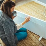 Konvektor und Radiator  Eine Alternative zum Heizlüfter ist ein Konvektor oder Radiator. Dabei handelt es sich um mobile Heizkörper, teils auf Rollen, die in die Steckdose gesteckt werden. Die Geräte kosten nicht viel mehr als ein Heizlüfter, sind aber leiser und für den Dauerbetrieb geeignet. Doch das Grundproblem bleibt: Sie fressen genauso viel Strom wie Heizlüfter, eine Stunde Betrieb kostet laut Warentest etwa 70 Cent. Das gilt auch für Ölradiatoren, bei den das Öl im Gerät durch Strom erhitzt wird.