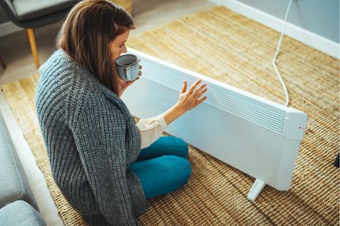 Konvektor und Radiator  Eine Alternative zum Heizlüfter ist ein Konvektor oder Radiator. Dabei handelt es sich um mobile Heizkörper, teils auf Rollen, die in die Steckdose gesteckt werden. Die Geräte kosten nicht viel mehr als ein Heizlüfter, sind aber leiser und für den Dauerbetrieb geeignet. Doch das Grundproblem bleibt: Sie fressen genauso viel Strom wie Heizlüfter, eine Stunde Betrieb kostet laut Warentest etwa 70 Cent. Das gilt auch für Ölradiatoren, bei den das Öl im Gerät durch Strom erhitzt wird.