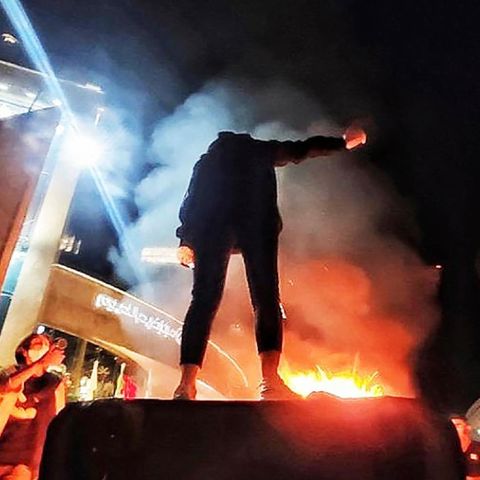 Junge Frauen und Männer demonstrieren gegen das iranische Regime