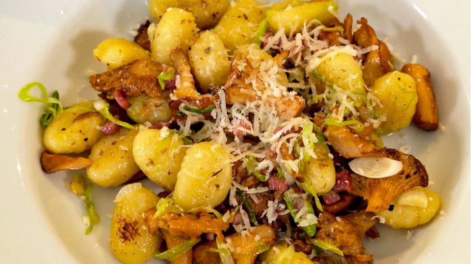Pilze-Rezept aus nur vier Zutaten: Schnelle Pfifferling-Gnocchi-Pfanne Pilze-Rezept aus nur vier Zutaten: Schnelle Pfifferling-Gnocchi-Pfanne