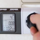 Ein Strommessgerät für die Steckdose zeigt den aktuellen Stromverbrauch an.