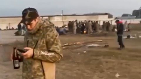 Ukraine-Krieg: Grillen, trinken, warten – Video zeigt russische Rekruten