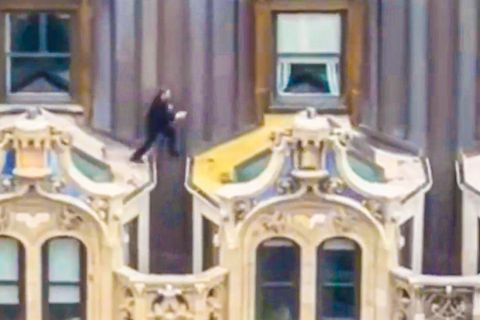 Viralvideo: Mann im Anzug springt über Dächer von New Yorker Wolkenkratzer