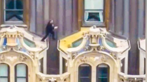 Viralvideo: Mann im Anzug springt über Dächer von New Yorker Wolkenkratzer