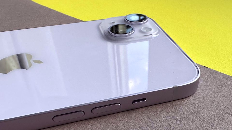 Das Design des iPhone 14 Plus - hier im schicken neuen Violett - entspricht abseits der Größe bis ins Detail dem des iPhone 14