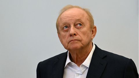 Hängende Schultern, sehr blass und mitgenommen: Alfons Schuhbeck gibt vor Gericht ein Bild des Jammers ab
