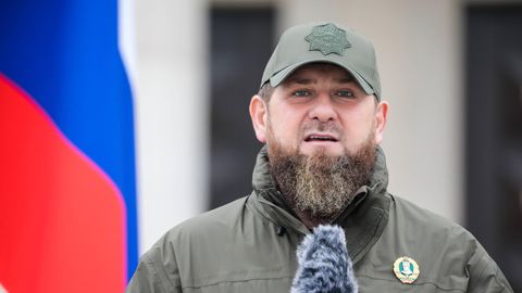 Der tschetschenische Machthaber Ramsan Kadyrow spricht in ein Mikrofon