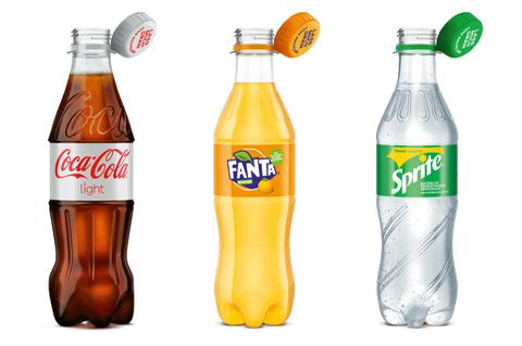 Flaschen von Coca-Cola mit neuen Verschlüssen
