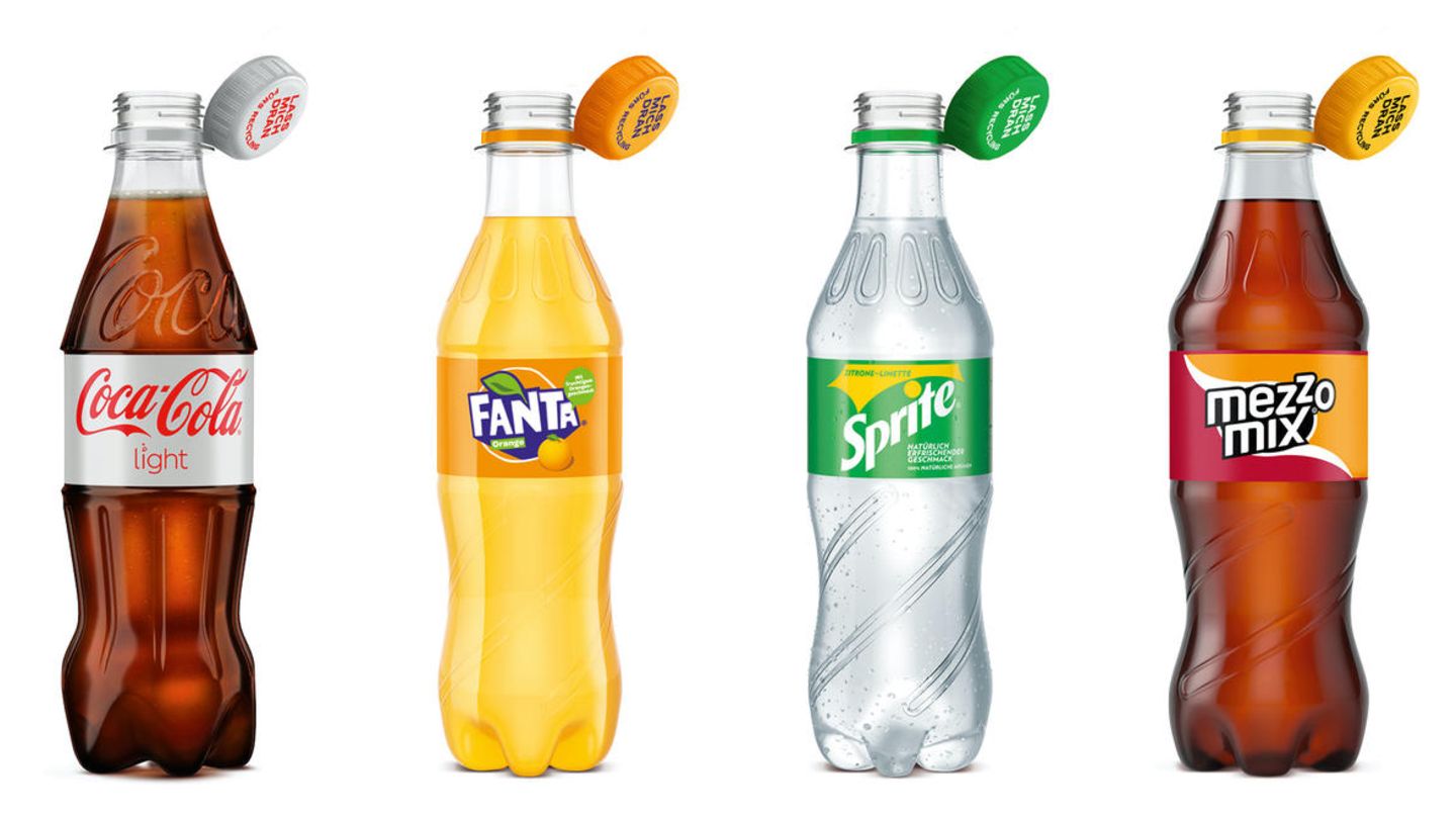 Flaschen von Coca-Cola mit neuen Verschlüssen