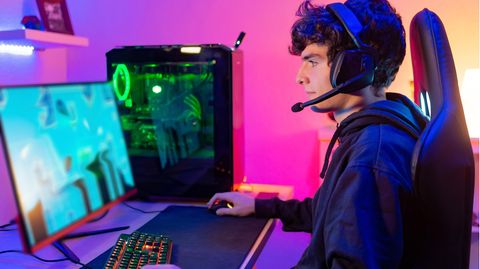 Ein Zocker sitzt an einem Gaming PC Setup