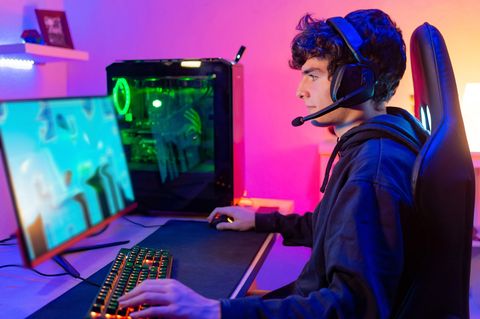 Ein Zocker sitzt an einem Gaming PC Setup