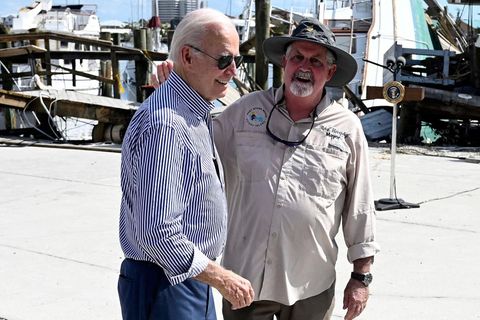 Lockere Zunge beim Florida-Besuch: US-Präsident Joe Biden im Gespräch mit dem Bürgermeister von Fort Myers, Ray Murphy
