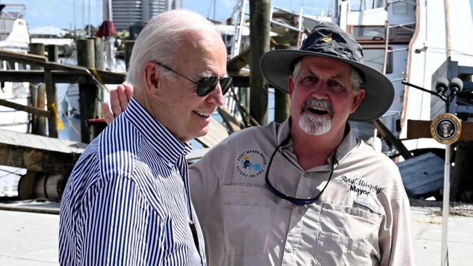 Lockere Zunge beim Florida-Besuch: US-Präsident Joe Biden im Gespräch mit dem Bürgermeister von Fort Myers, Ray Murphy