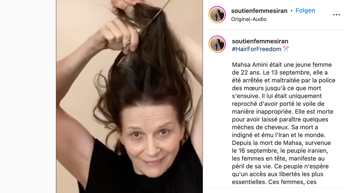 Juliette Binoche schneidet sich in einem Video bei Instagram Haare ab
