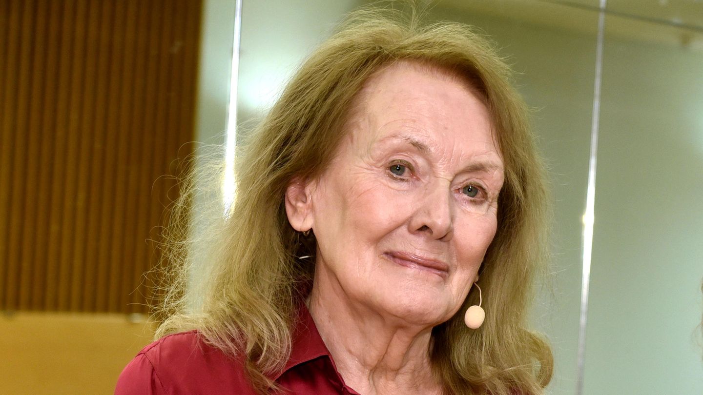 französische Schriftstellerin Annie Ernaux vor einer Lesung