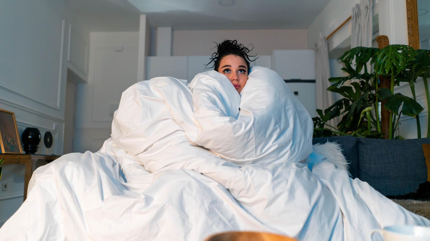 Eine Frau, eingemummelt in eine dicke Decke