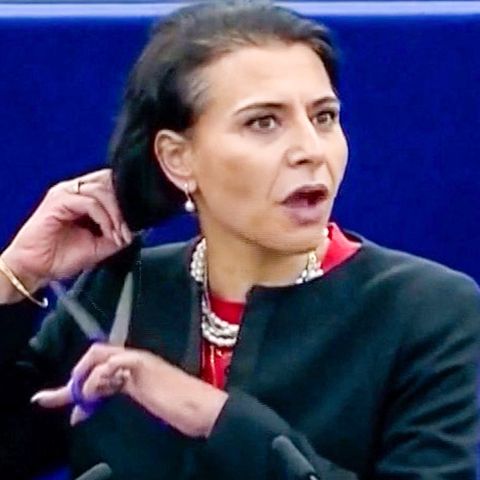 Iran-Protest: EU-Politikerin schneidet sich vor Parlament die Haare ab