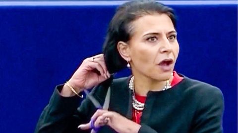 Iran-Protest: EU-Politikerin schneidet sich vor Parlament die Haare ab