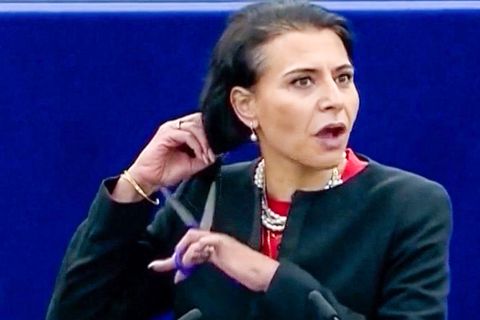 Iran-Protest: EU-Politikerin schneidet sich vor Parlament die Haare ab