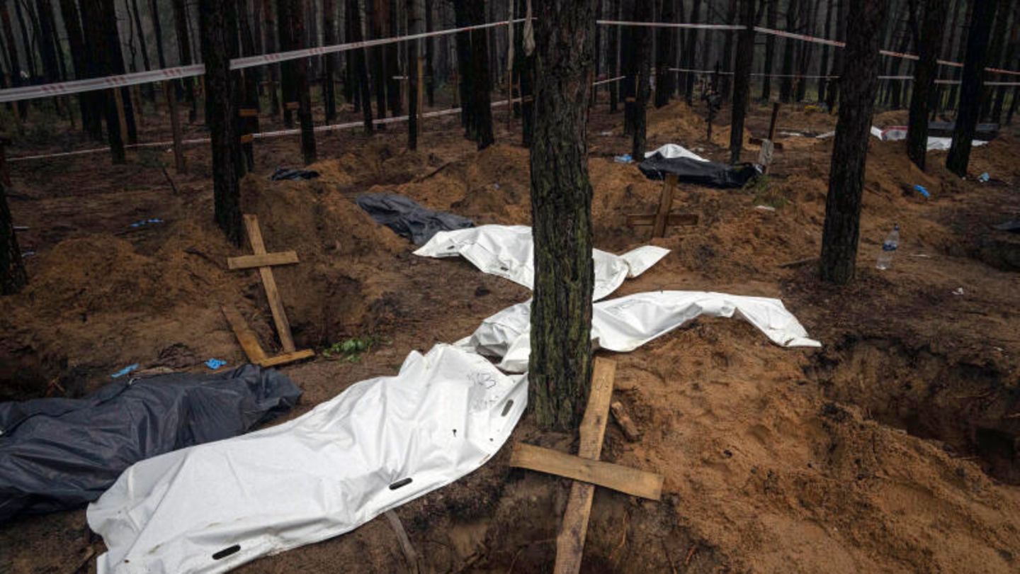 Säcke mit Leichen während der Exhumierung