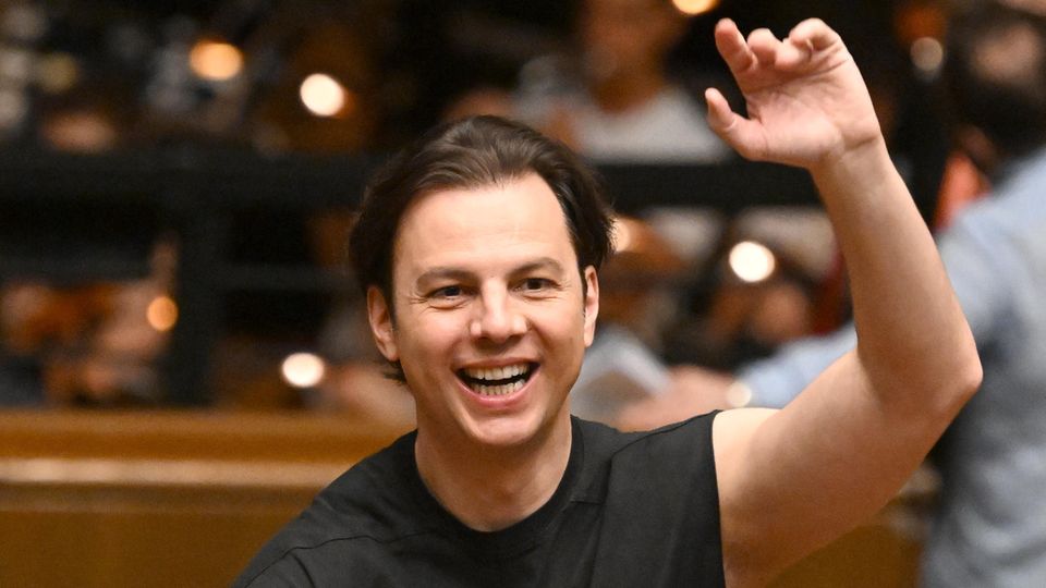 In den vergangenen Monaten ging Teodor Currentzis auf Gazprom-Tour durch Russland und spielte an unterschiedlichen Firmenstandorten vor der Belegschaft