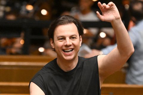 In den vergangenen Monaten ging Teodor Currentzis auf Gazprom-Tour durch Russland und spielte an unterschiedlichen Firmenstandorten vor der Belegschaft