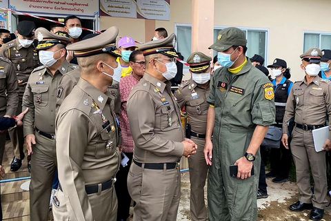 Thailands nationaler Polizeichef (m.) besucht den Tatort, eine Kita, die für die Opfer zur Todesfalle wurde