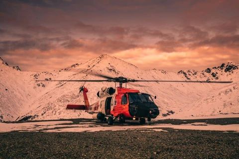 Ein Helikopter der US-Küstenwache bei einem Einsatz in Alaska.