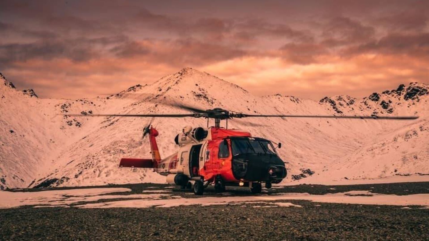 Ein Helikopter der US-Küstenwache bei einem Einsatz in Alaska.