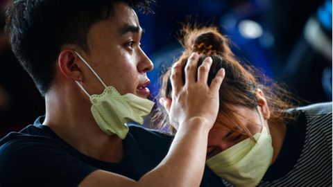 Nongbua Lamphu, Thailand. Angehörige trauern vor der Kita, in der der Täter ein Blutbad angerichtet hat.
