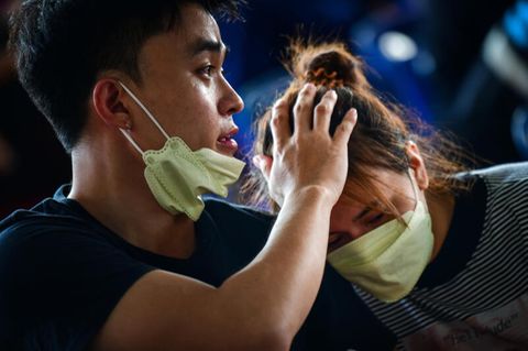 Nongbua Lamphu, Thailand. Angehörige trauern vor der Kita, in der der Täter ein Blutbad angerichtet hat.