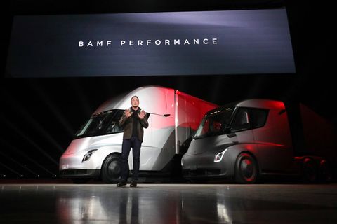 Tesla-CEO Elon Musk steht vor zwei Lkws