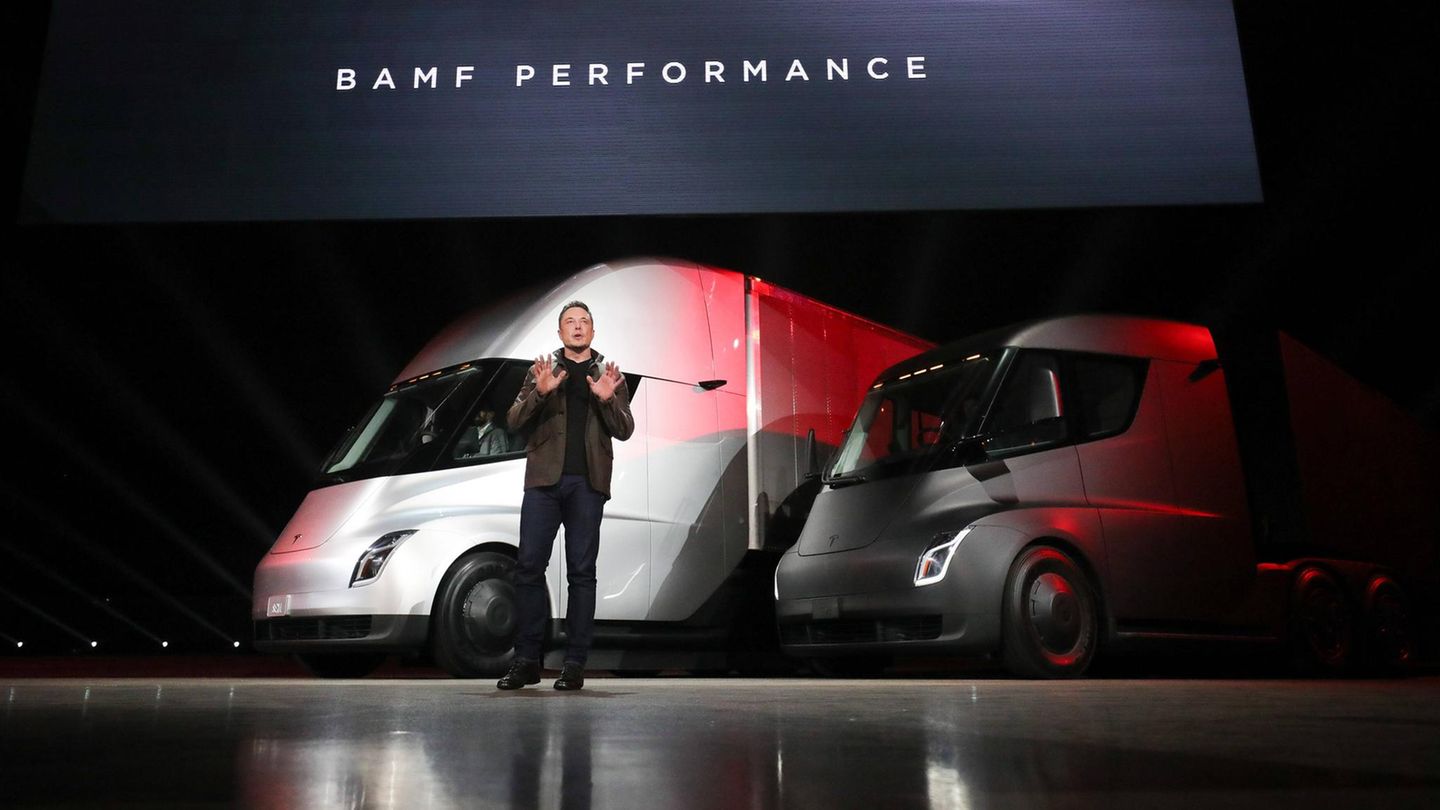 Tesla-CEO Elon Musk steht vor zwei Lkws