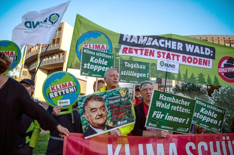 Umweltschützer demonstrieren 2018 vor dem Landtag Nordrhein-Westfalen für den Stopp des Braunkohleabbaus und der Kohleverstromung