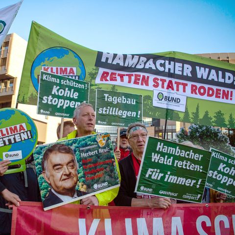 Umweltschützer demonstrieren 2018 vor dem Landtag Nordrhein-Westfalen für den Stopp des Braunkohleabbaus und der Kohleverstromung