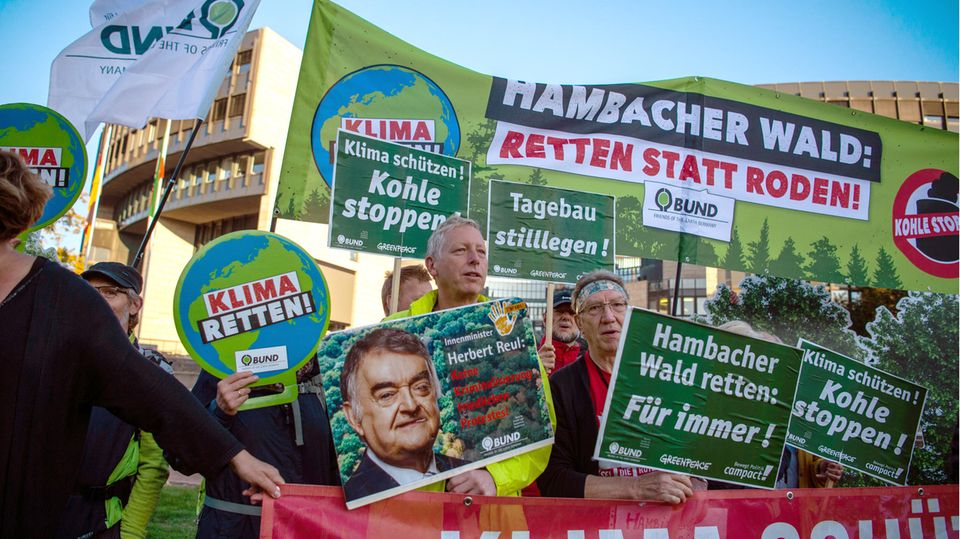Umweltschützer demonstrieren 2018 vor dem Landtag Nordrhein-Westfalen für den Stopp des Braunkohleabbaus und der Kohleverstromung