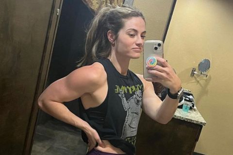 Wrestling-Profi Sara Lee macht ein Selfie