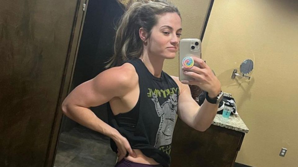 Wrestling-Profi Sara Lee macht ein Selfie