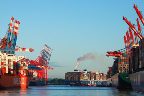 Ein Containerschiff im Hafen in Hamburg