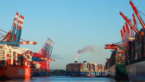 Ein Containerschiff im Hafen in Hamburg