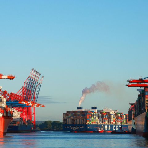 Ein Containerschiff im Hafen in Hamburg
