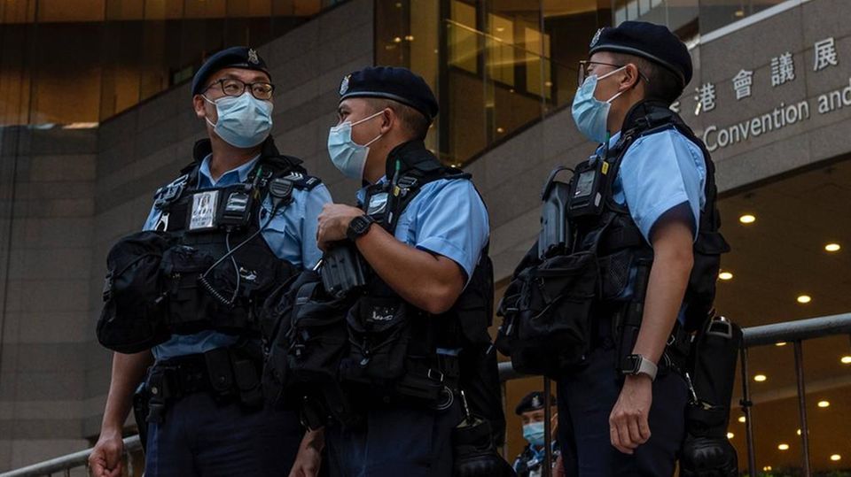 Polizeibeamte stehen in Hongkong vor dem Convention Center