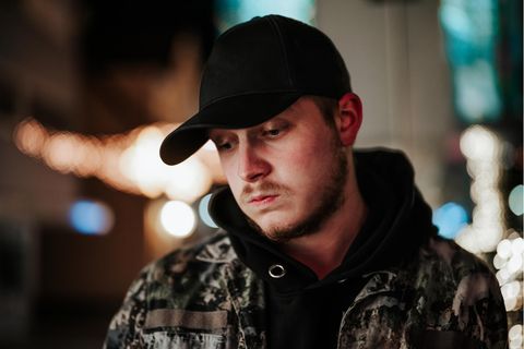 Ein nachdenklicher junger Mann