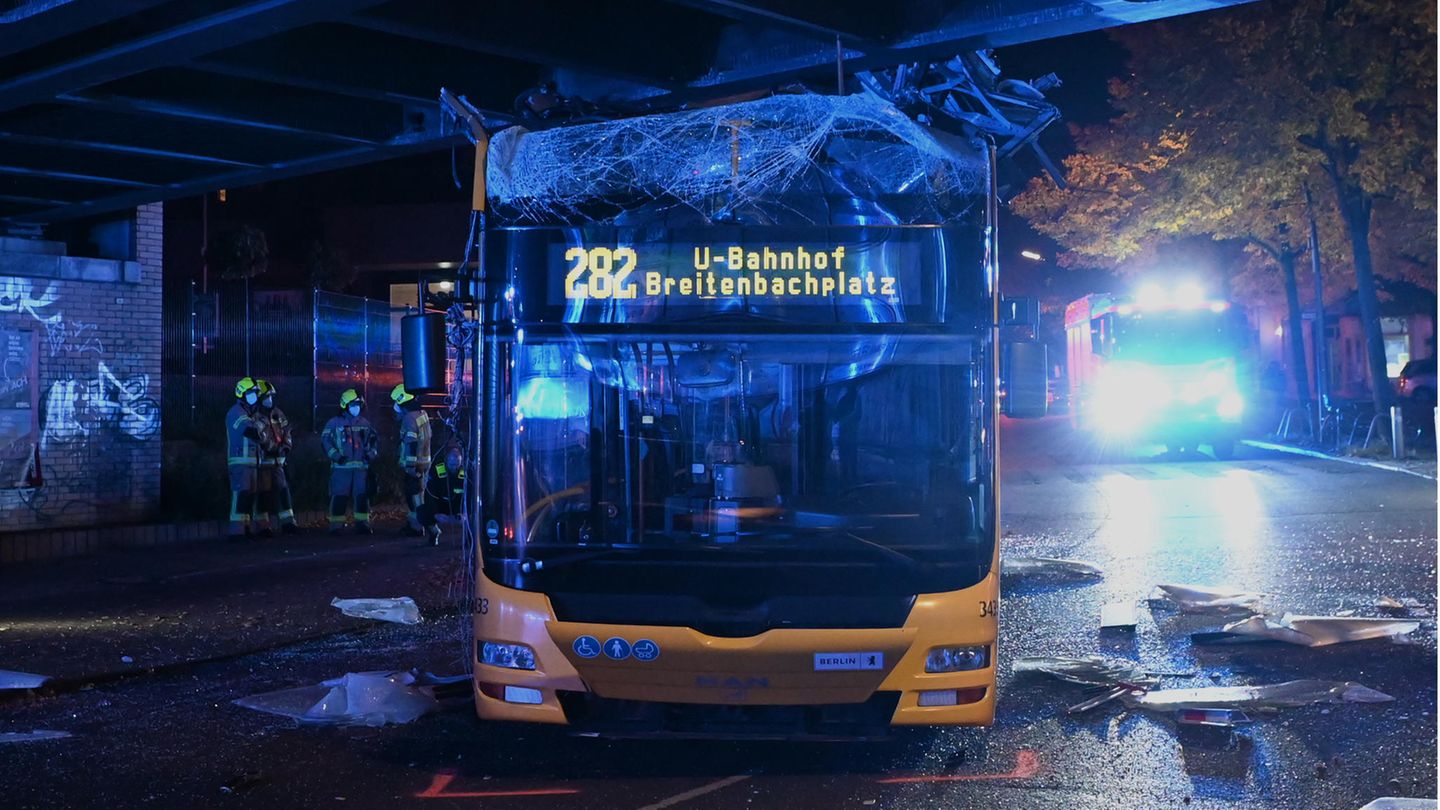 Von vorne ist gut zu erkennen, wie sehr der Bus zerstört wurde.