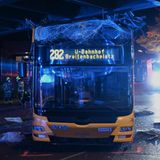 Von vorne ist gut zu erkennen, wie sehr der Bus zerstört wurde.