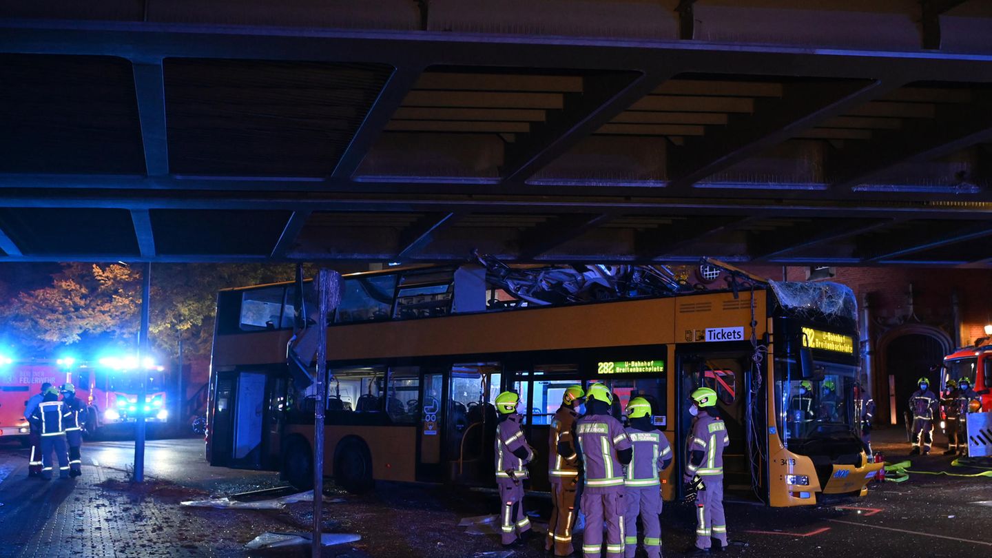Die Hälfte des Busses wurde beim Unfall schwer beschädigt.