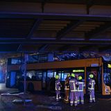 Die Hälfte des Busses wurde beim Unfall schwer beschädigt.