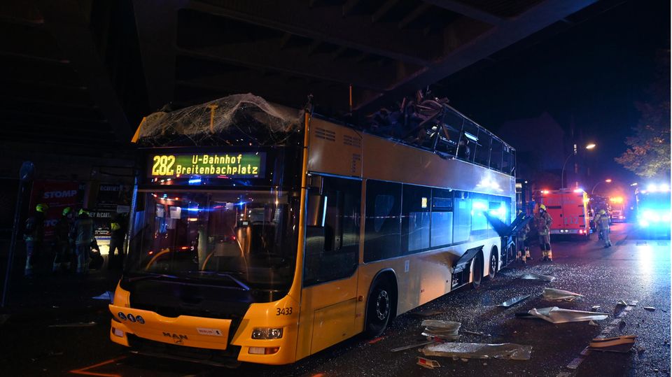 Der Doppeldecker-Bus in Berlin. So steckte er unter der Brücke fest.